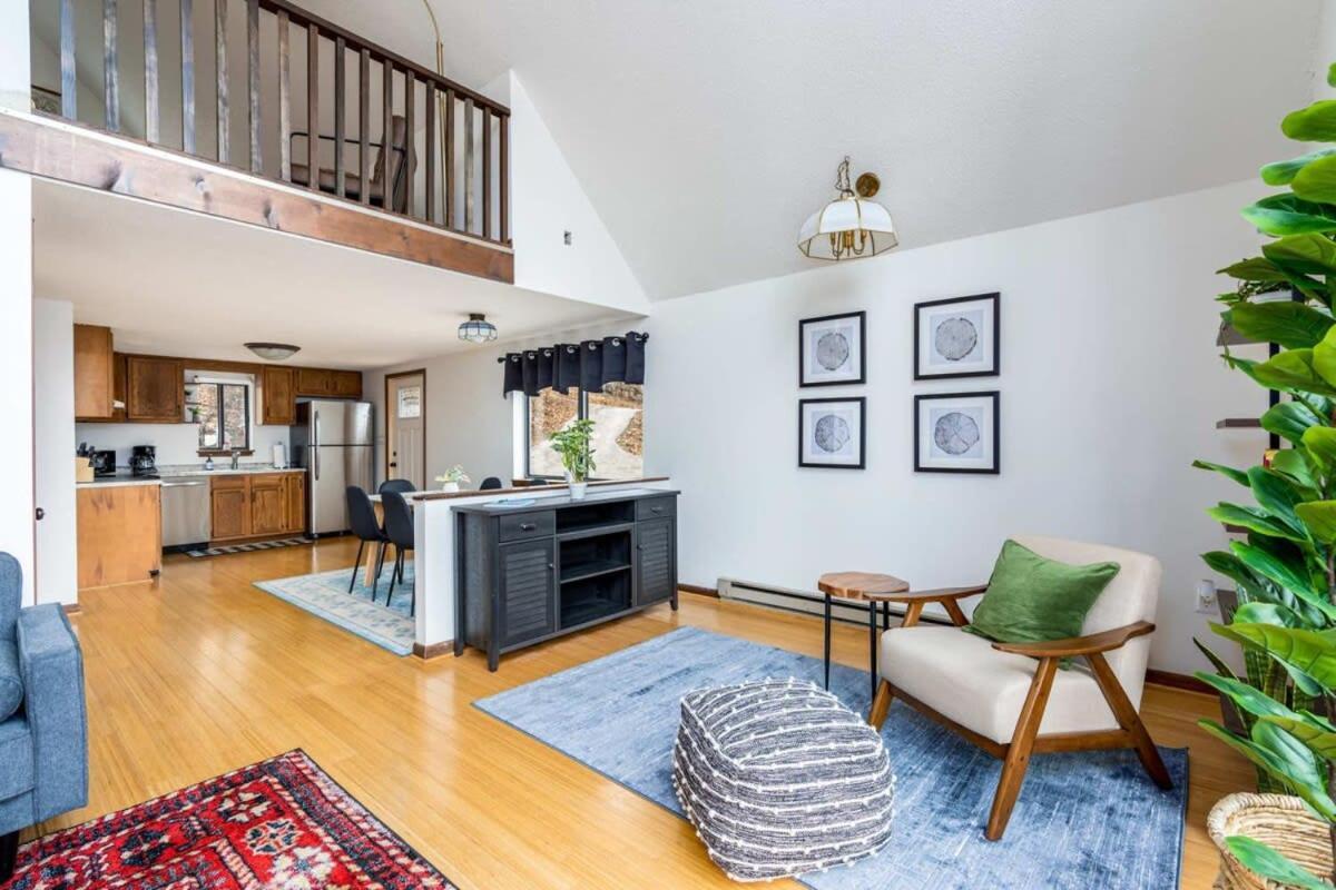 Modern Chalet Cabin W Hot Tub, Deck&Grill, & Wifi! Inwood Exterior foto