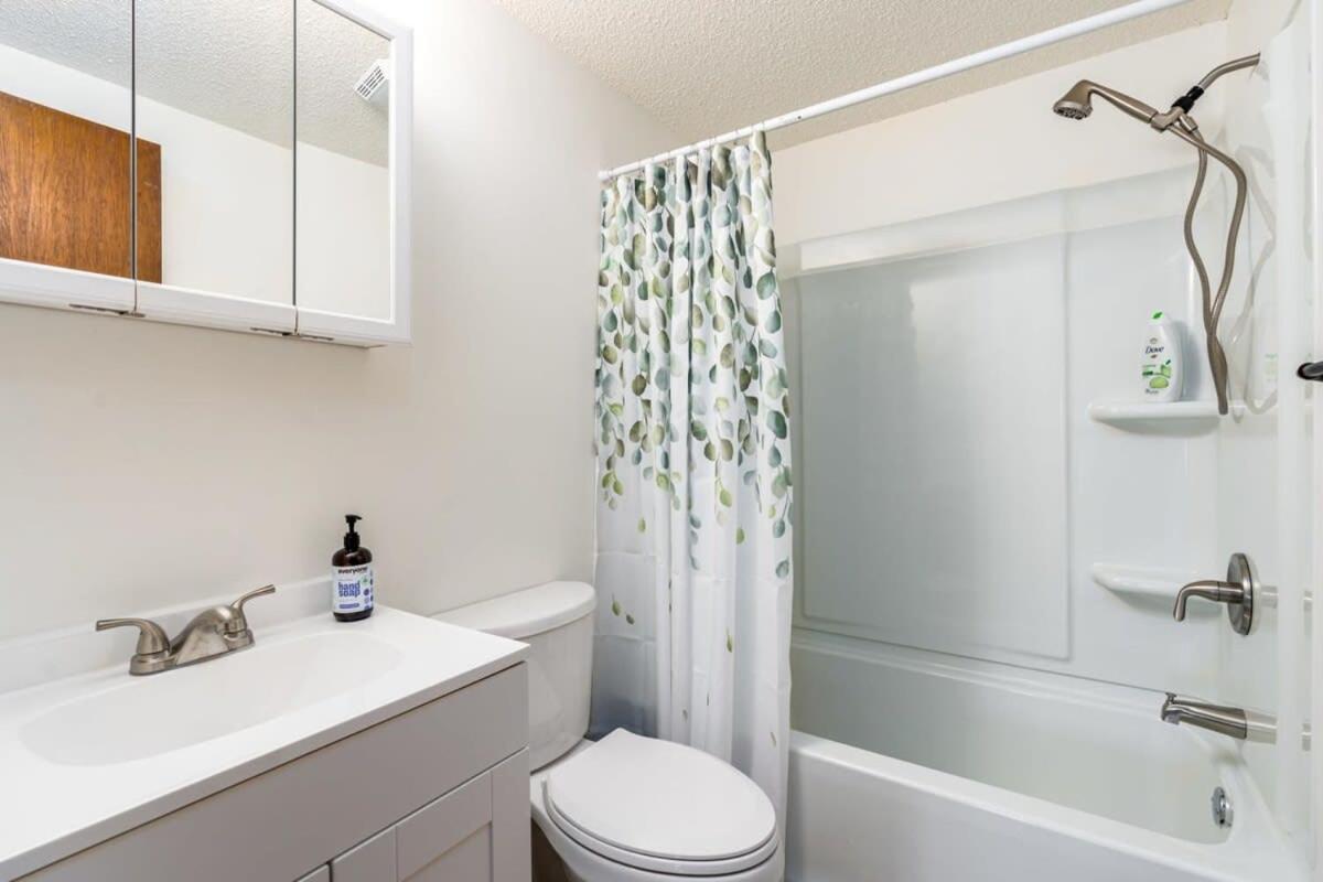 Modern Chalet Cabin W Hot Tub, Deck&Grill, & Wifi! Inwood Exterior foto