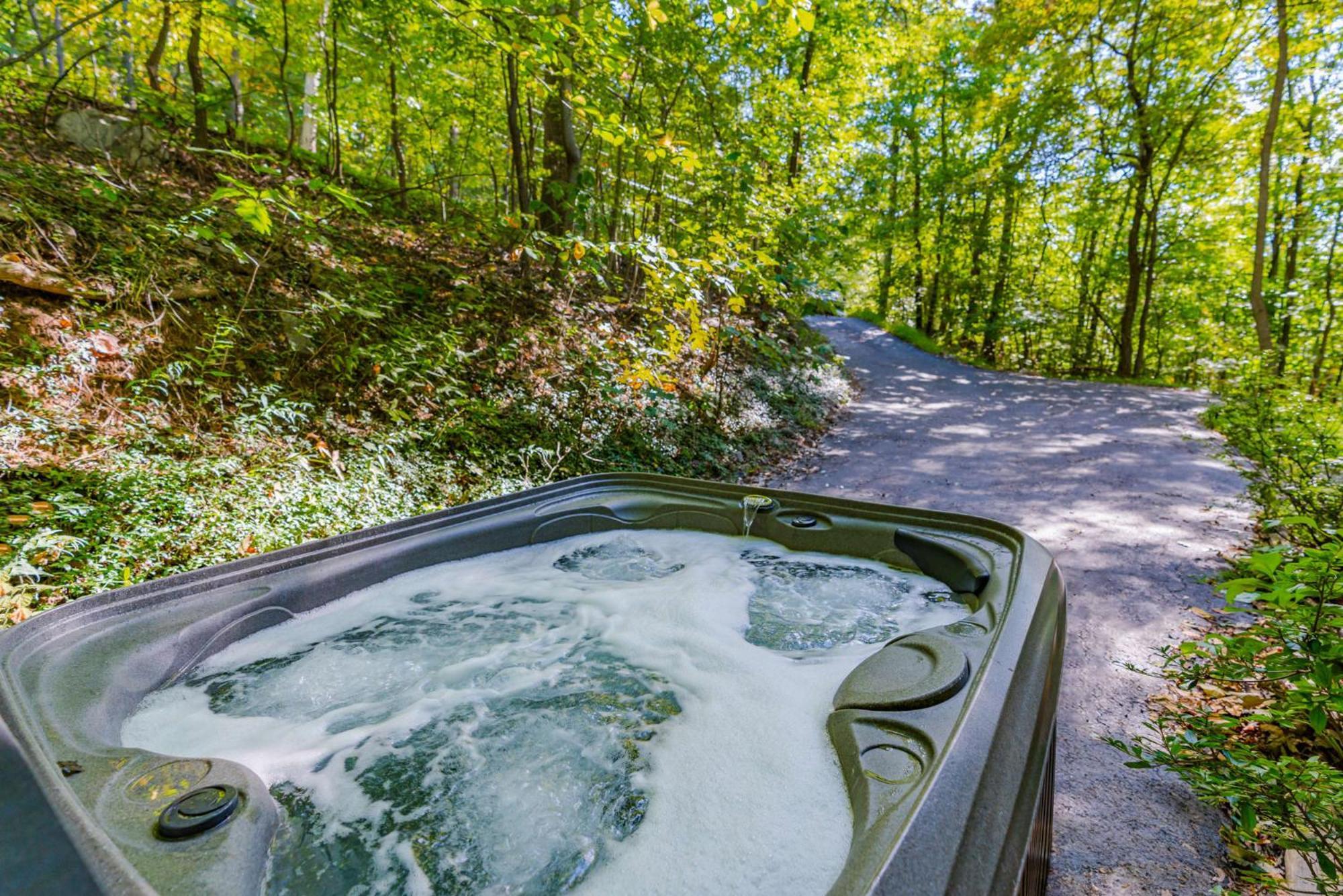 Modern Chalet Cabin W Hot Tub, Deck&Grill, & Wifi! Inwood Exterior foto